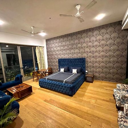 Luxury Master Bedroom With Bathtub N Private Entry Ґурґаон Екстер'єр фото