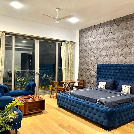 Luxury Master Bedroom With Bathtub N Private Entry Ґурґаон Екстер'єр фото