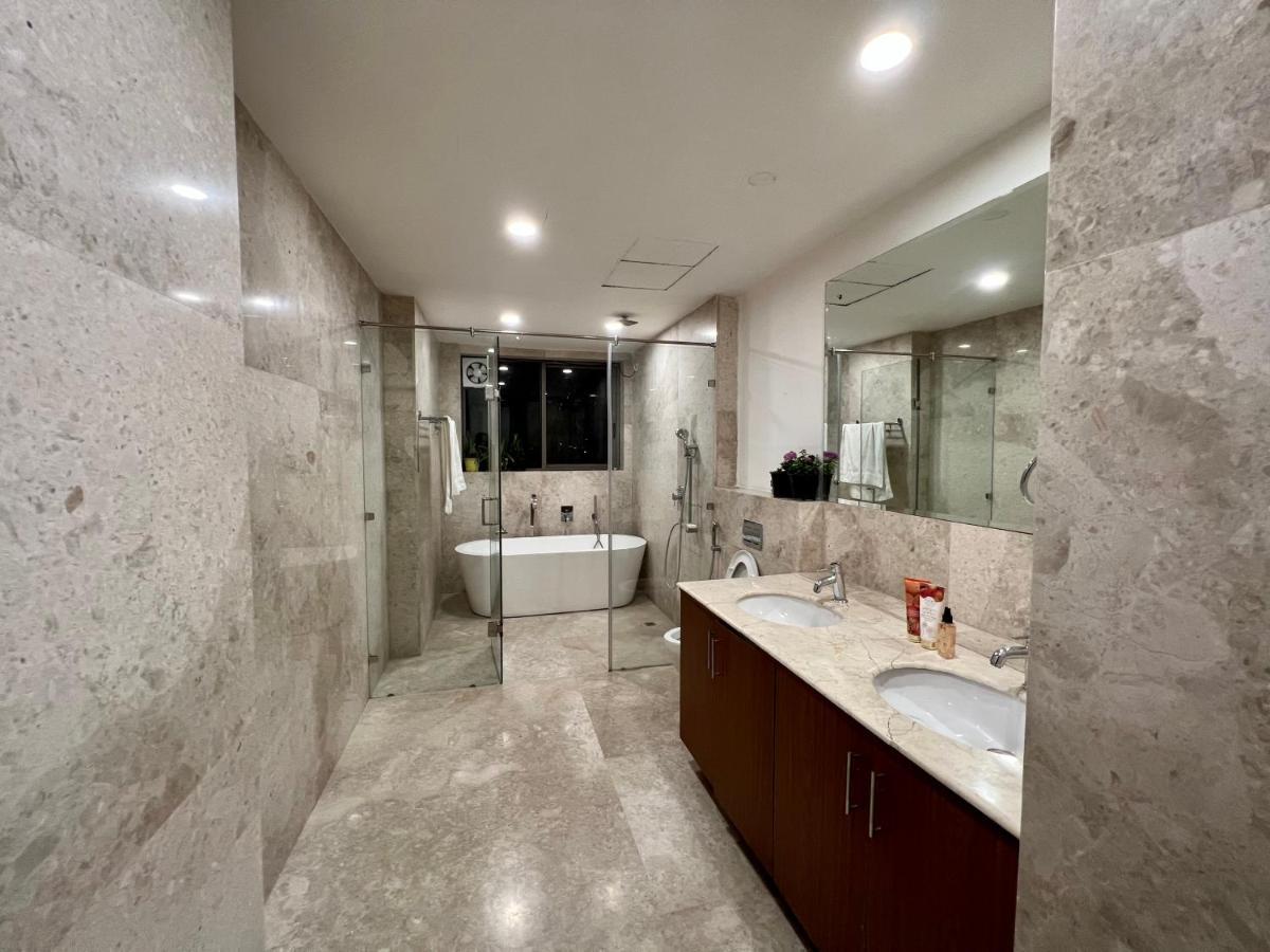 Luxury Master Bedroom With Bathtub N Private Entry Ґурґаон Екстер'єр фото