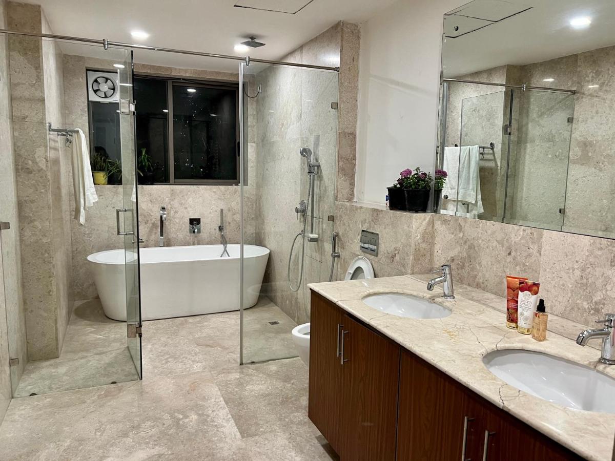 Luxury Master Bedroom With Bathtub N Private Entry Ґурґаон Екстер'єр фото