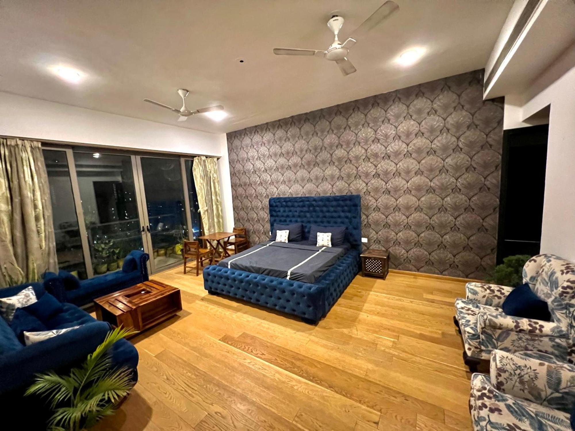Luxury Master Bedroom With Bathtub N Private Entry Ґурґаон Екстер'єр фото