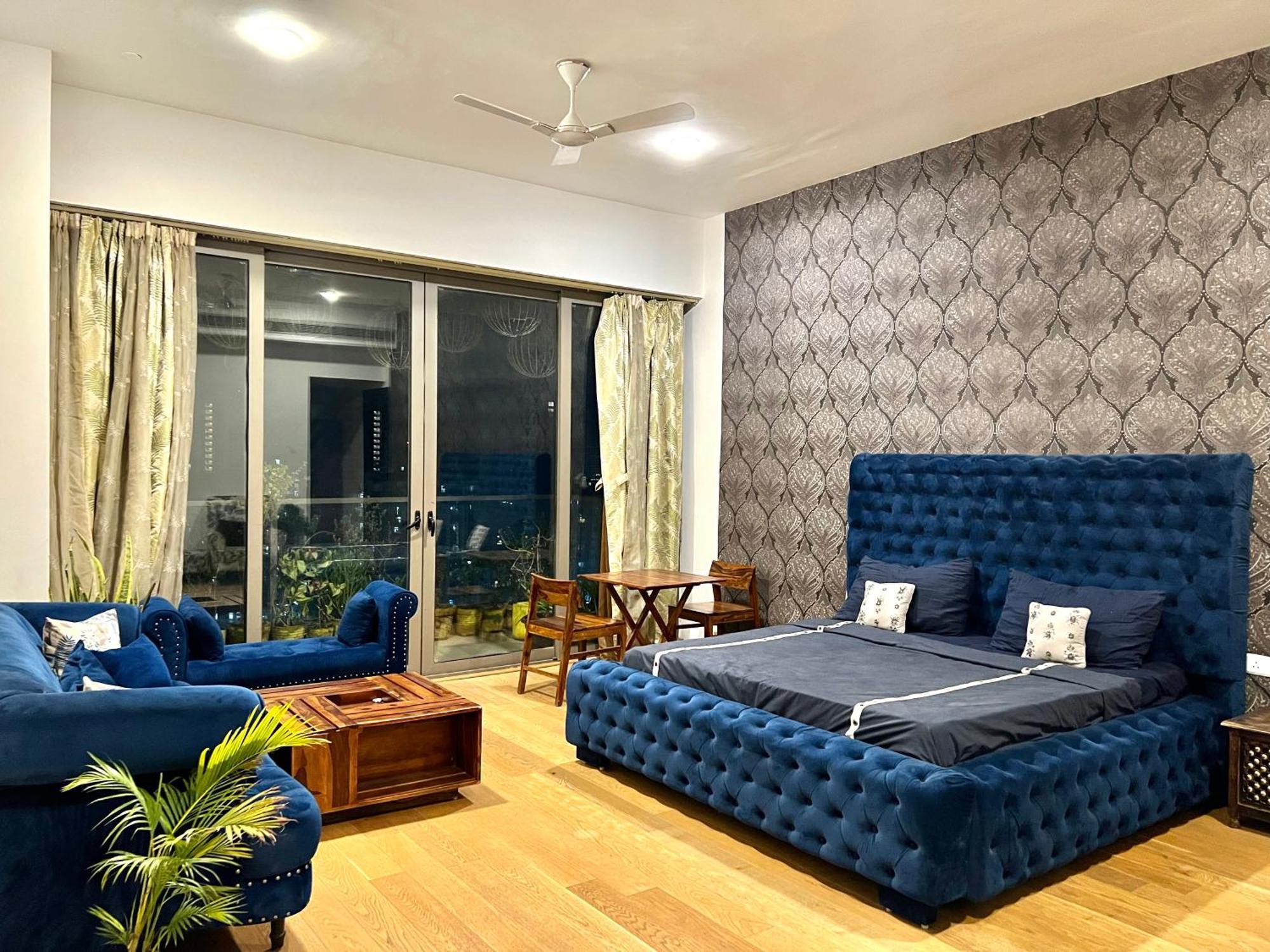 Luxury Master Bedroom With Bathtub N Private Entry Ґурґаон Екстер'єр фото